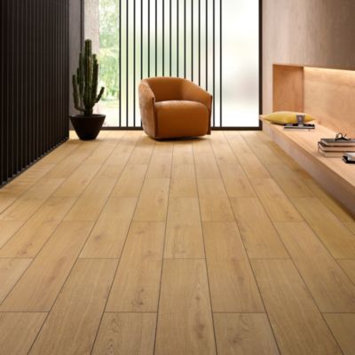 Sol stratifié passage intense AC6 effet chêne chaud, l. 128,6 x L. 21,4 cm ép. 10 mm, Homflor Amaretto