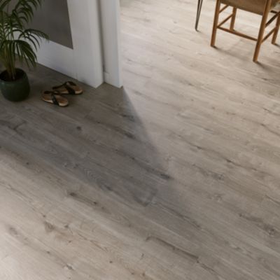 Sol stratifié Rowley GoodHome, passage élevé AC4, effet chêne grisé, L.129,2 cm x l.19,3 cm x ép.8 mm, résistant à l'eau