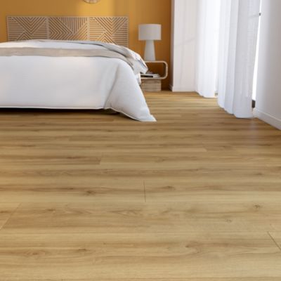 Sol stratifié Towcester GoodHome, passage élevé AC4, effet chêne blond, L.138,3 cm x l.19,3 cm x ép.8 mm, résistant à l'eau
