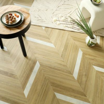 Sol vinyle Chevrons marbre Blanc et chêne naturel - 2m x 17m
