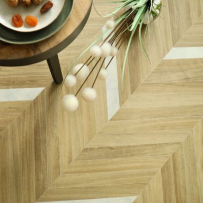 Sol vinyle Chevrons marbre Blanc et chêne naturel - 2m x 17m