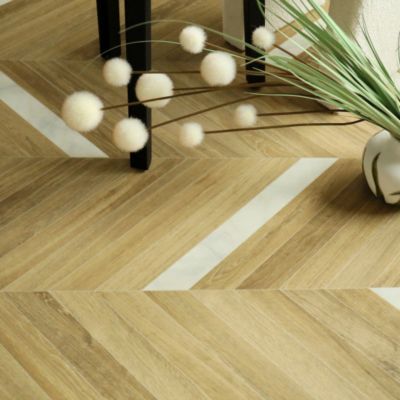 Sol vinyle Chevrons marbre Blanc et chêne naturel - 2m x 17m