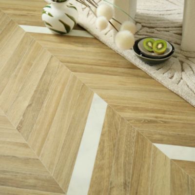 Sol vinyle Chevrons marbre Blanc et chêne naturel - 2m x 17m