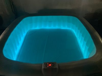 Spa gonflable 4 places carré - Sunspa - Bandeau LED inclus - Dimensions : 155 x 155 cm