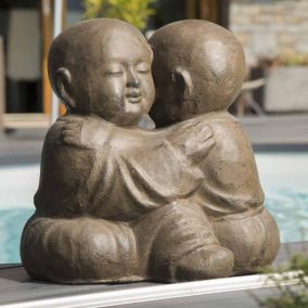Statue moines shaolin enlacés patiné brun antique 50 cm