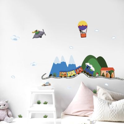 Sticker Autocollant Décoratif 68 cm X 24 cm - Illustration Mandchouri avec Petit Train, Avion, Mongolfière et Animaux de la Ferme.