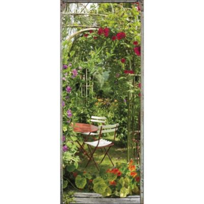 Sticker mural décoratif 204 cm X 83 cm, trompe l'oeil fleuri avec arche de capucine et rose trémière autour d'une table de jardin.