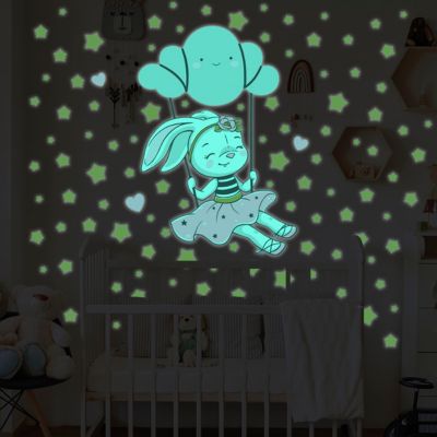 Sticker phosphorescent lumineux - LAPINE SUR LE NUAGE BALANÇOIRE - Autocollant mural plafond enfant fluorescent - 90x60cm