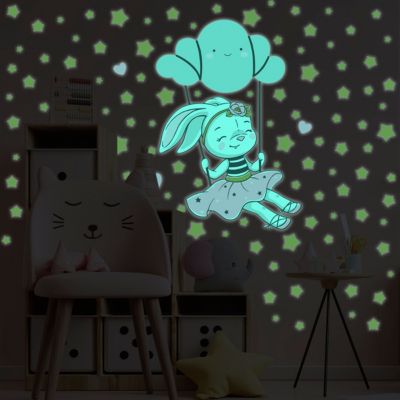 Sticker phosphorescent lumineux - LAPINE SUR LE NUAGE BALANÇOIRE - Autocollant mural plafond enfant fluorescent - 90x60cm