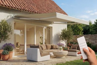 Store banne motorisé à LED semi-coffre structure blanche FAZZIO 4x3m toile beige