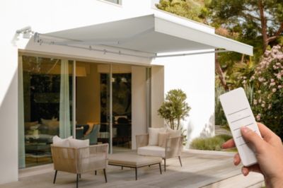 Store banne motorisé semi-coffre structure blanche FAZZIO 4x3m toile beige