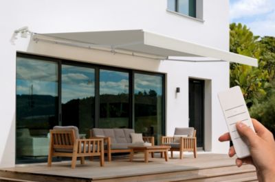 Store banne motorisé semi-coffre structure blanche FAZZIO 5x3m toile beige