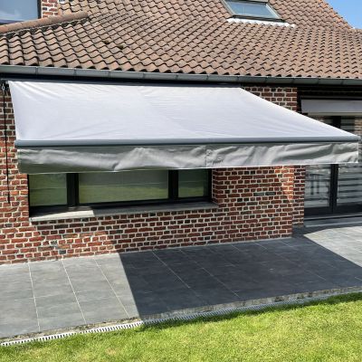 Store banne SAULE 3,5 x 3m avec semi-coffre - Toile grise et structure grise - HAPPY GARDEN