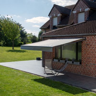 Store banne SAULE 3,95 x 3m - Toile grise et structure grise - HAPPY GARDEN