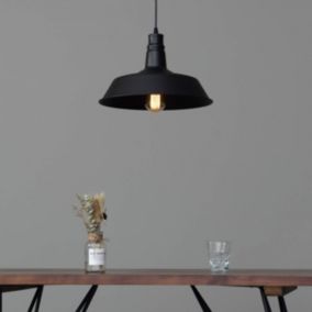 Suspension design noire industrielle - Xena