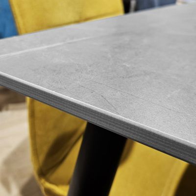 Table 160 x 90 cm plateau céramique gris et pieds évasés - RYDER