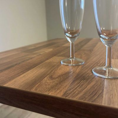 Table 70x70cm - modèle Rome bois noyer lamellé - Restootab