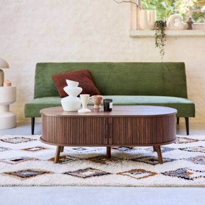 Table basse 2 portes coulissantes avec 3 compartiments décor bois rainuré noyer. L 110 x P 59 x H 39cm