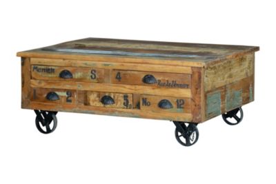 Table basse en bois recyclé et roulettes métal multicolores