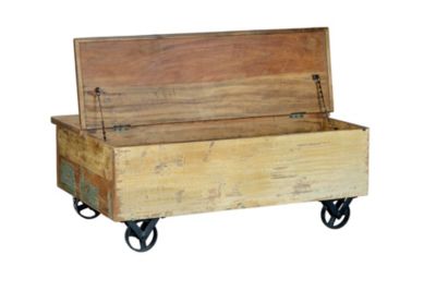 Table basse en bois recyclé et roulettes métal multicolores
