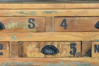 Table basse en bois recyclé et roulettes métal multicolores