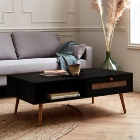 Table basse en cannage 110x59x39cm - Bohème - Noir. 1 tiroir. 1 espace de rangement. pieds scandinaves