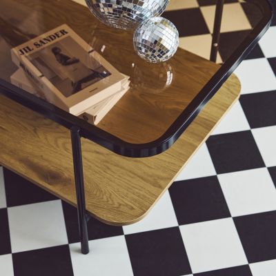 Table basse vintage en métal noir avec 2 plateaux (verre et décor bois). bords arrondis
