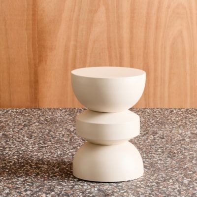 Table d'appoint. bout de canapé. table de chevet en métal. crème. Assa. D.32 x H 43.5cm