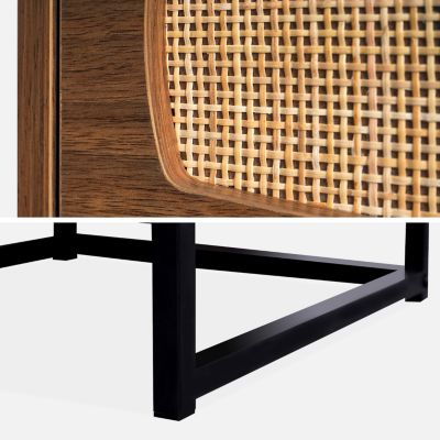 Table de chevet en décor bois et cannage avec pieds et poignées en métal noir