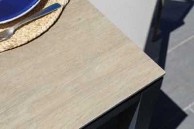 Table de jardin extensible Absolu Proloisirs céramique mat coloris chêne clair châssis blanc P.100 cm x L.180/280 cm x H.77.5 cm