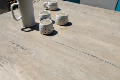 Table de jardin extensible Absolu Proloisirs céramique mat coloris chêne clair châssis blanc P.100 cm x L.180/280 cm x H.77.5 cm
