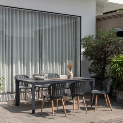 Table de jardin Freser V2 en aluminium coloris gris foncé et latte centrale imitation bois 8 personnes