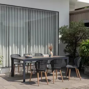 Table de jardin Freser V2 en aluminium coloris gris foncé et latte centrale imitation bois 8 personnes
