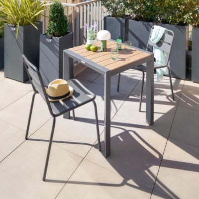 Table de jardin Évasion effet bois honey & graphite 2 places lates en aluminium - Hespéride