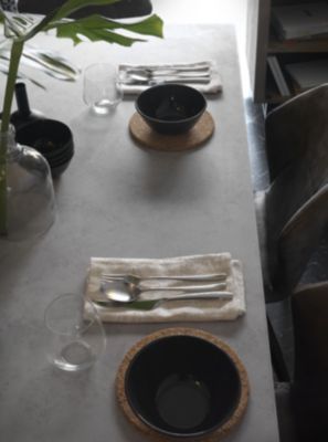 Table en mélamine effet ciment avec pieds en métal 160x90