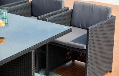 Table et chaises 10 places encastrables en résine noir-gris MIAMI