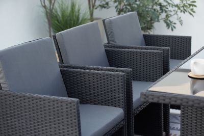 Table et chaises 10 places encastrables en résine noir-gris MONACO