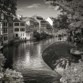 Tableau sur toile quai de l'ill noir et blanc 45x45 cm - Fabriqué en France