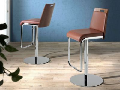 Tabouret pivotant en similicuir marron et noyer