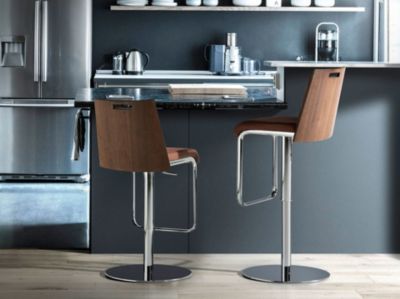Tabouret pivotant en similicuir marron et noyer