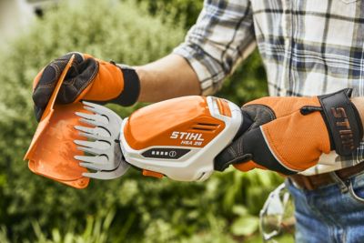 Taille-haie sans fil avec batterie 10,8 V - longueur de la lame 20 cm - écartement des dents 19 mm - Stihl HSA 26 - Pack complet