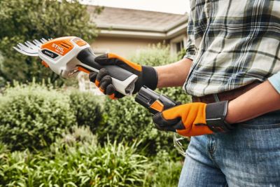Taille-haie sans fil avec batterie 10,8 V - longueur de la lame 20 cm - écartement des dents 19 mm - Stihl HSA 26 - Pack complet