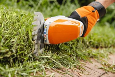 Taille-haie sans fil avec batterie 10,8 V - longueur de la lame 20 cm - écartement des dents 19 mm - Stihl HSA 26 - Pack complet