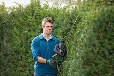 Taille-haie sans fil sur batterie 18V Bosch UniversalHedgeCut 18-55 (avec 1 batterie 18V 2,5Ah et un chargeur)