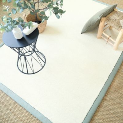 Tapis doux poils longs - Touch blanc crème - Ganse lin vert sauge - 200 x 200 cm
