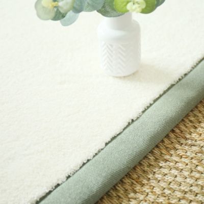 Tapis doux poils longs - Touch blanc crème - Ganse lin vert sauge - 200 x 200 cm