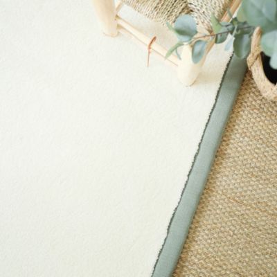 Tapis doux poils longs - Touch blanc crème - Ganse lin vert sauge - 80 x 150 cm