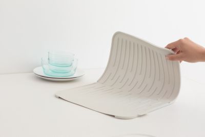 Tapis égouttoir à vaisselle en silicone Brabantia SinkSide gris clair