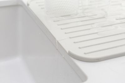 Tapis égouttoir à vaisselle en silicone Brabantia SinkSide gris clair