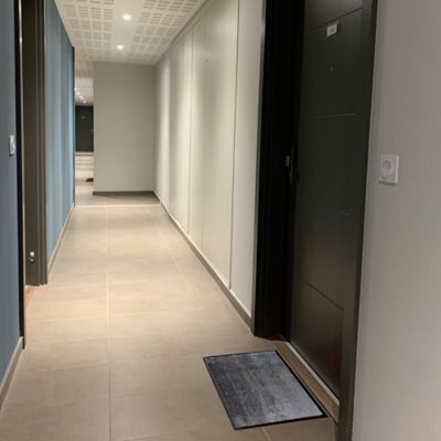 Tapis en microfibres gris 40x60 cm avec semelle en PVC